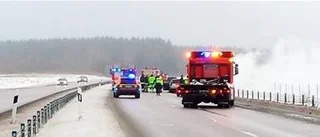 Bil totalförstörd i brand på E4