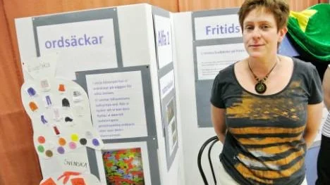 Tierp 17 juni 2013: Språkmässan i Möbeln och med föreläsningar även i Tierps bibliotek ingick i gångna läsårets storsatsning Språkresan, med syfte att stimulera läs- och skrivutveckling i alla stadier i Tierps kommuns skolor. John Juhlin och Susanne Malmquist från Alfa 1 på Aspenskolan var några av många lokala utställare som delade med sig av idéer och arbetsmetoder.