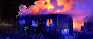 Byggbaracker vid gamla stärkelsefabriken totalförstörda i brand – kraftledning var i fara ✓Misstänkt skadegörelse