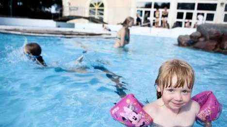 Alva Hollén 4 år syster Elin dyker i bakgrunden.