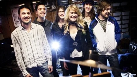 Mad Artwork
Fr v: Daniel Dluzewski, Simon Forsberg, Anders Berglund, Therés Forsberg, Gabbi Dluzwski och Erik Erka Petersson.