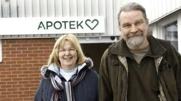 LÅNG RESVÄG. Marita och Lasse Jerndahl åker en och en halv mil för att komma till apoteket, men tvingas ibland vända hem eftersom datorerna krånglar och de inte får ut sina recept. Foto: Hans E Ericson.