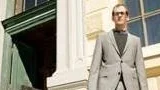 Gustaf Skarsgård som "KB-mannen" utanför Kungliga biblioteket i Stockholm, ur tv-serien Biblioteksmannen (SVT).