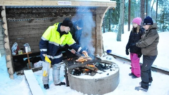 Mullekoja invigde vid elljusspåret i Östhammar. Från vänster Mats Carlén ÖSK:s skidsektion, Anja Murén Gille, Sofie och Ninnie Jansson från Friluftsfrämjandet.