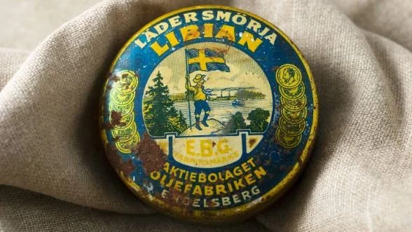Oljeprodukt. Lädersmörjolja tillverkad på Barrön.