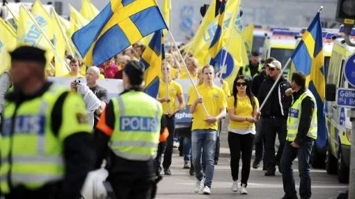 Det är viktigt att vi är många som tar avstånd från rasistiskt och annat politiskt våld, skriver Jeanette Escanilla med flera.