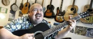 Musikant med många strängaspel