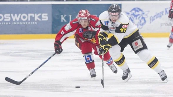 Joachim Gellerstedt jagar en Västeråsspelare.
