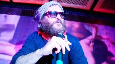 Joaquin Phoenix på dekis i filmen I'm still here.