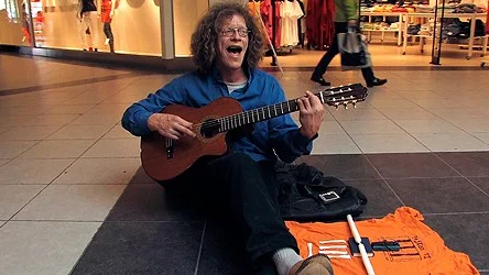 Sven-Olof Molin som gatumusikanten Janos i dokumentärlika dramat Framtidens melodi.