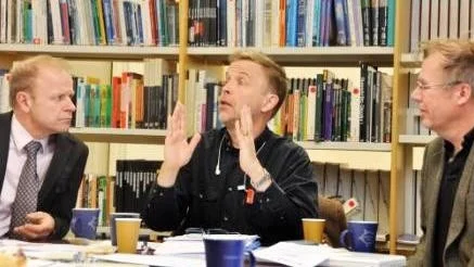 Riksdagsledamot Mikael Oscarsson (KD) t v, diskuterar om Forsmarks skola med verksamhetschefen Per Lannerhed, och läraren Johan Thun.