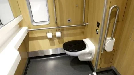 Tågen har sju toaletter, varav två är handikapptoaletter. I en vagn finns en rullstolslift, precis som på Upptåget, och två platser avsedda för rullstolar eller permobiler.