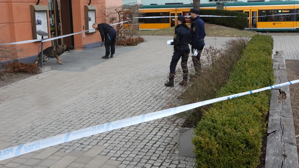 Polisen arbetar i Hörsalsparken efter måndagens rån.