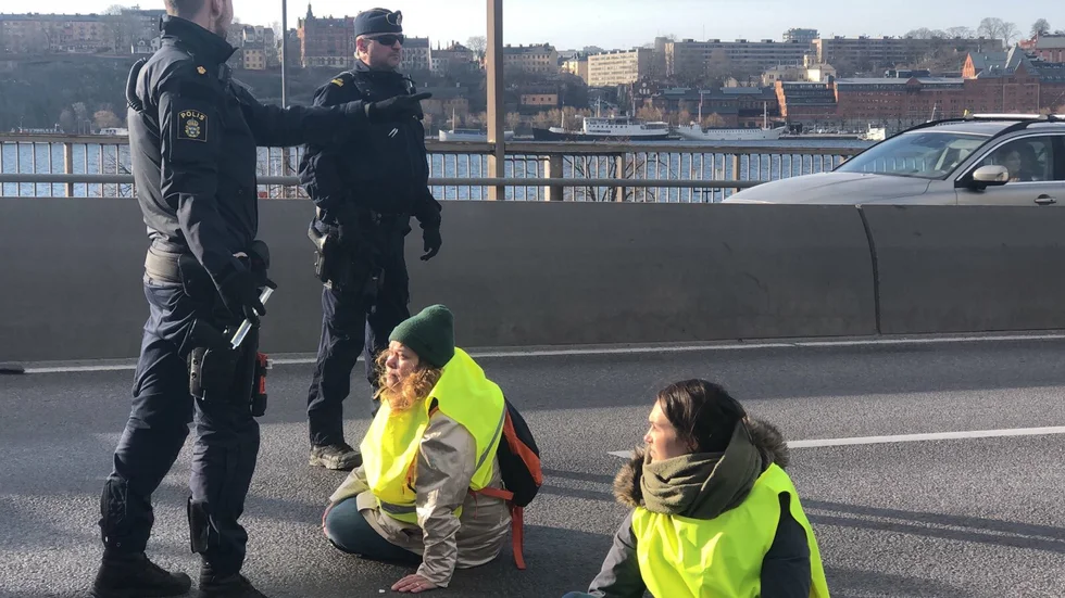 Git Aremyr Lundström och sju andra aktivister stoppade trafiken på Centralbron i Stockholm på måndagsmorgonen. Git greps och förhördes av polisen under måndagen. Hon släpptes samma dag.