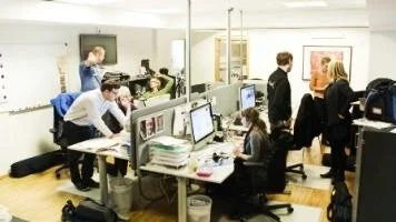 24 UNT:s redaktion laddar inför tisdagens premiärsändning.