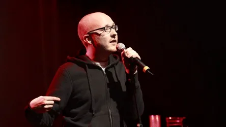 Dag Thelander uppträder under Ordsprak - poesifestival på Reginateatern.