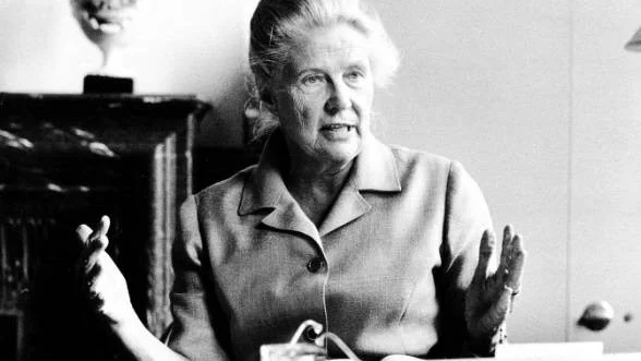 Född och verksam i Uppsala. Alva Myrdal var en av de tidigaste och mest stridbara i kampen för kvinnors frigörelse, skriver Staffan Yngve och Carl Lindberg