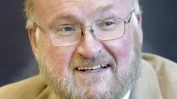 Gunnar Hedberg (M) är en av artikelförfattarna.