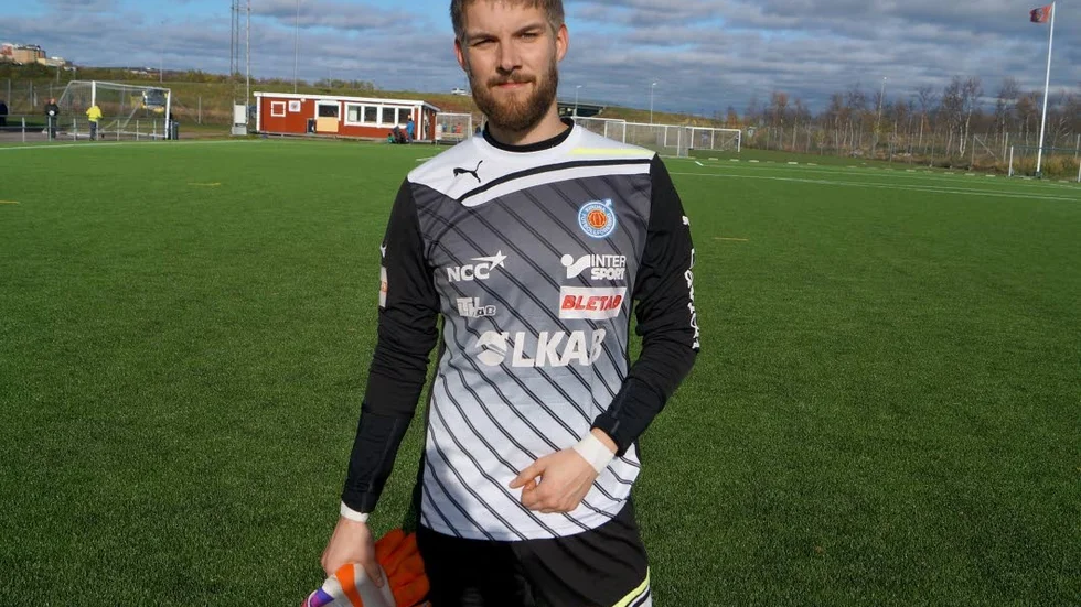 Emil Siljegren, målvakten i Kiruna FF, fick släppa en boll förbi sig i den försmädliga förlusten.