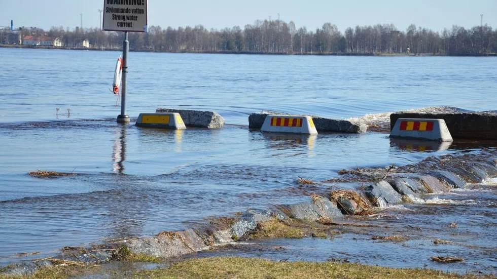Torneälvens vatten fortsätter att stiga fort. Snabbare än SMHI trott.