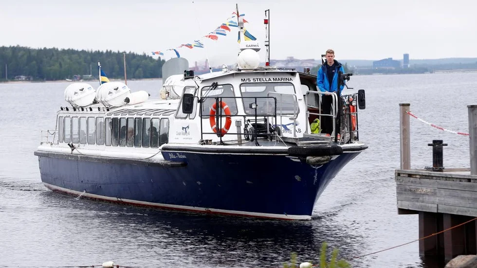 Turtrafik. M/S Stella Marina trafikerar Klubbviken, en del av kommunens upphandlade turbåtstrafik. Kostnaderna för trafiken ökar.