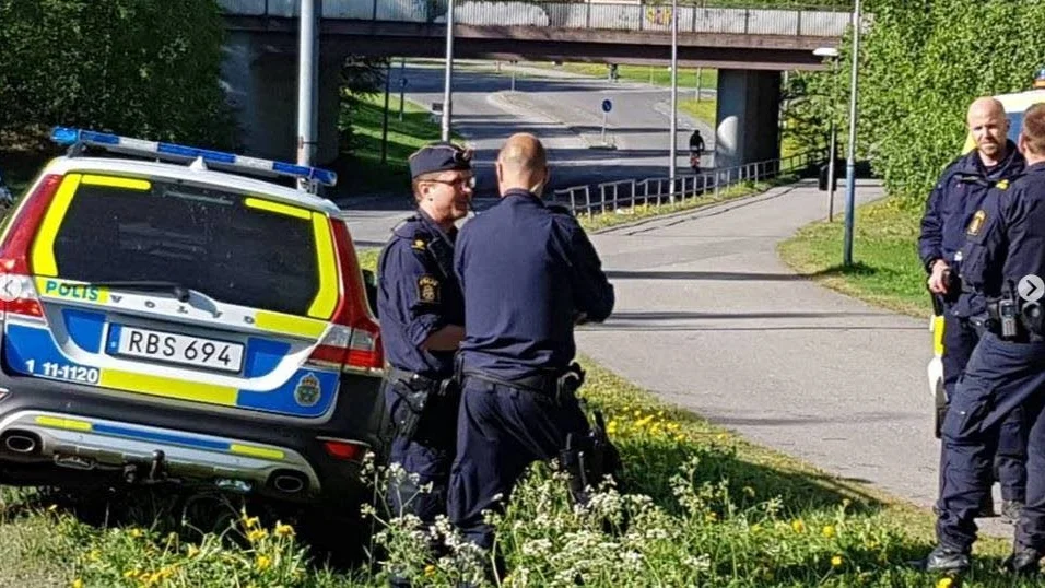 Många poliser var på plats vid avspärrningarna på morgonen efter dådet.