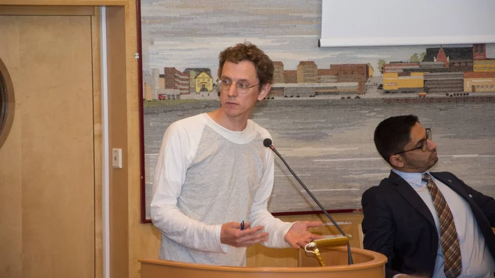 Jonas Brännberg (RS) föreslog att alla undersköterskor inom Luleå kommun borde få en löneförhöjning med 1 000 kronor, istället för att bara undersköterskorna inom hemtjänsten som får 1 200 kronor från 1 augusti.