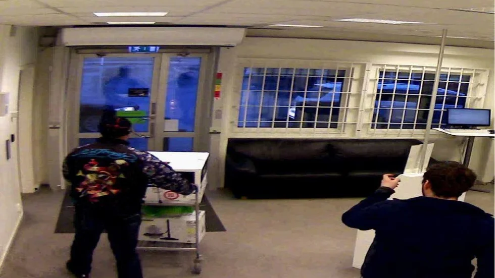 Den misstänkte hälaren tar emot obetalda varor av lagerarbetaren för tusentals kronor. Ögonblicket senare slår polisens spanare till på parkeringen.