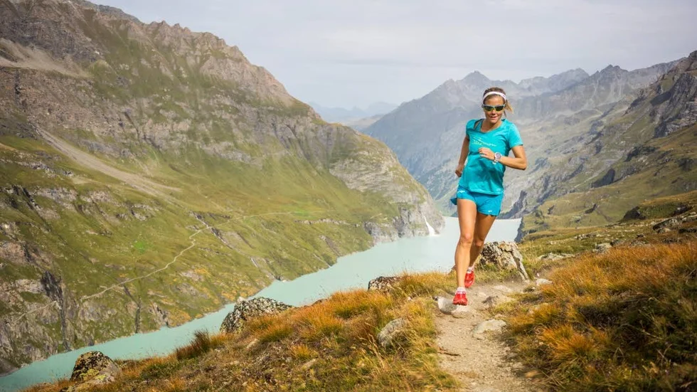 Löparfenomenet Emelie Forsberg älskar de svenska fjällen och Kungsleden. Just nu springer hon den 44 mil långa sträckan mellan Abisko och Hemavan för att försöka ta ett nytt rekord, FKT Fastest Known Time.