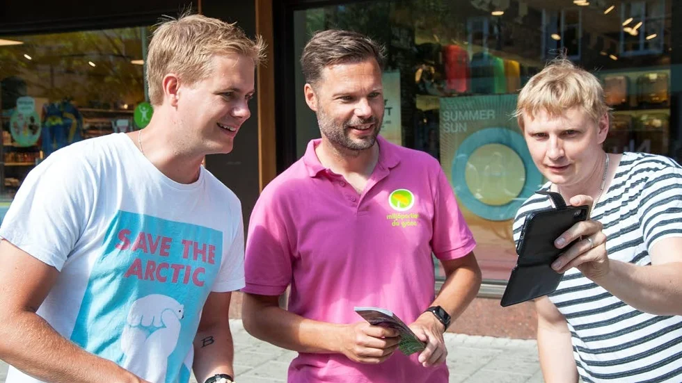 Gustav Fridolin och Martin Karlsson, från miljöpartiet i Luleå, kollar mobilbilder.