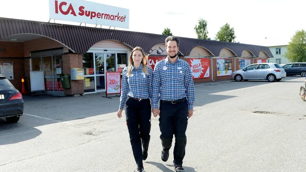 DRÖMMEN FÖRVERKLIGAD. Lina Lindblad och David Larsson är Överkalix nya handlare.