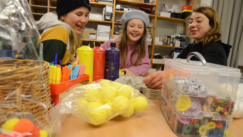 Det är gulligt pyssel, men väldigt plastigt, tycker 11-åringarna Bianka Werning Vecanski, Liv Lindström och Norika Duijvstijn om påskattiraljerna på Gnesta bibliotek.