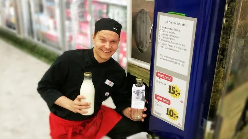 Maskinen. Nu är det premiär för de nya mjölkautomaterna, Jesper Vesterberg, butiksanställd på Ica Kvantum i Boden, visar upp hur glasflaskorna ser ut när de är nya respektive fyllda.