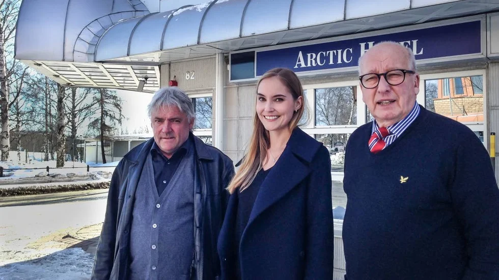 Hotellförsäljning. Köparen Per Hedman, driftsansvarig Elin Hedman och säljaren Hilding Holmqvist framför Arctic Hotell i Luleå .