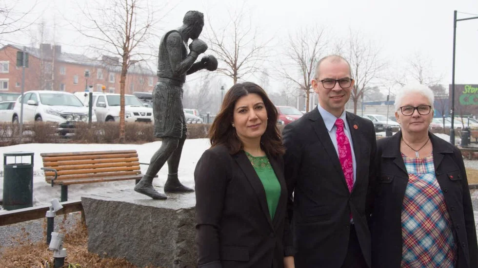 Med Socialdemokraterna kvar i stadshuset blir det ordning och reda hävdar kommunalrådet Niklas Nordström, här tillsammans med Farida Jamshidi, ordförande för miljö- och byggnadsnämnden och Anja Johansson, ordförande för stadsbyggnadsnämnden.