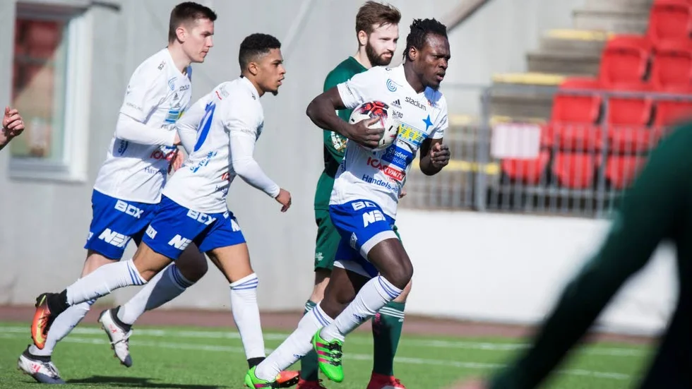 Tetteh Komey leder den interna skytteligan med 13 fullträffar.