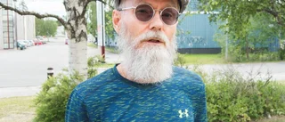 Lars-Göran motades bort av polis från SD-tältet