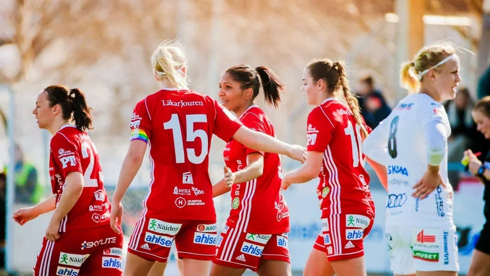 Piteå fick jubla efter ett mål av Madelen Janogy (näst längst till höger av Piteå-spelarna).
