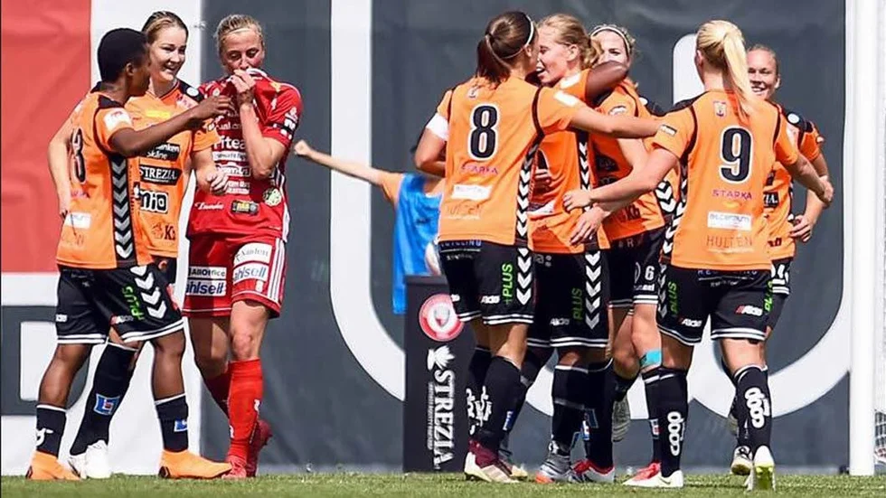 Kristianstad kunde jubla efter matchen mot Piteå, seger med 2­1. För Piteå var det andra raka förlusten och nu är serieledningen i stor fara.