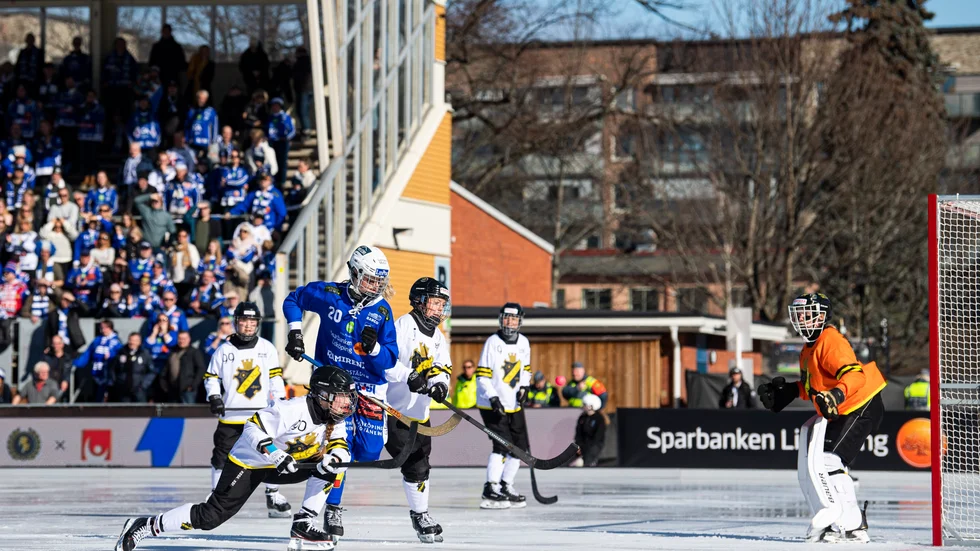 Villa Lidköpings Tilda Ström bryter fram mellan AIK:are i SM-finalen på Studenternas. Ström blev en av segerlagets målskyttar.