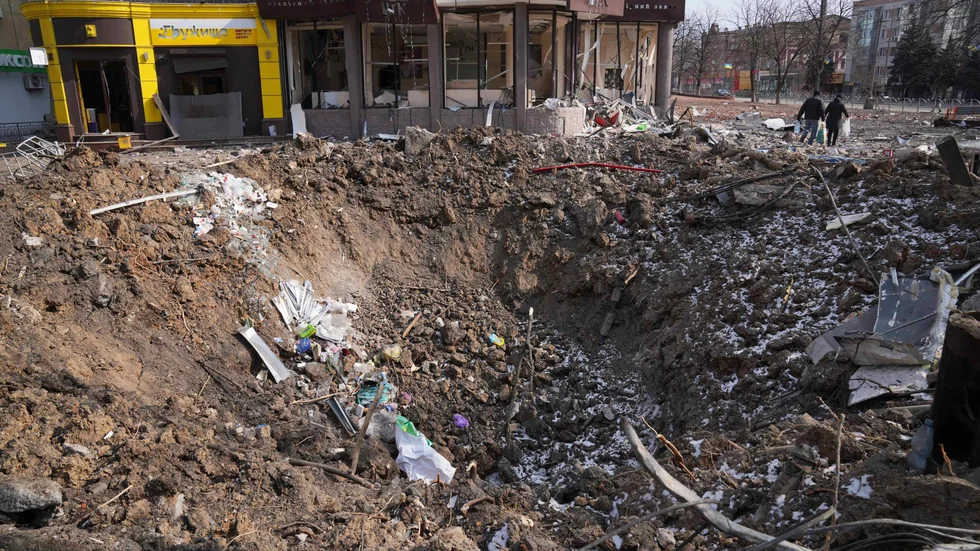 En stor krater i en gata i Mariupol. Bilden tagen den 13 mars.