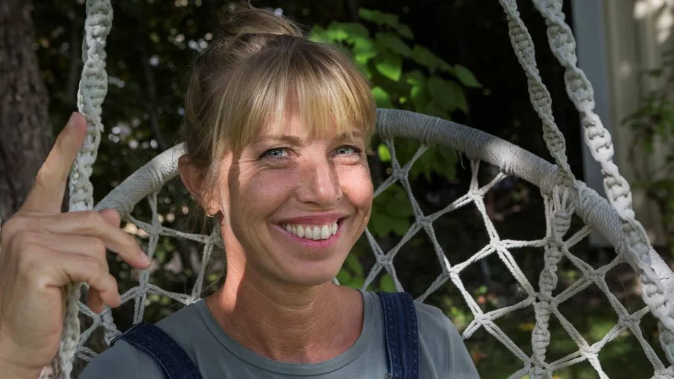 Catarina Kylberg trivs med tillvaron som konstnär även om hon även arbetar en del som bildlärare.