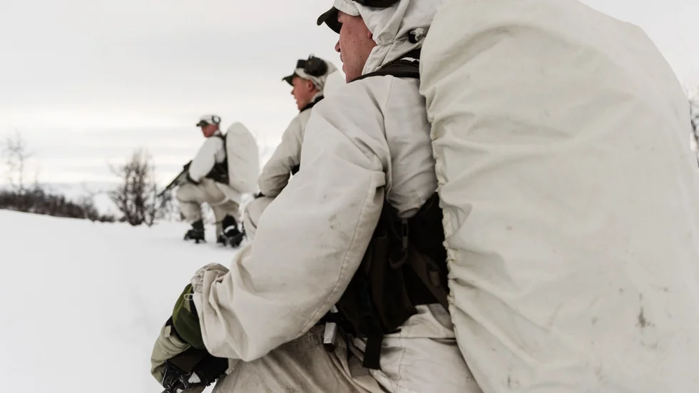 Soldater förflyttar sig med snöskor under senaste genomförda Cold response-övning 2020.