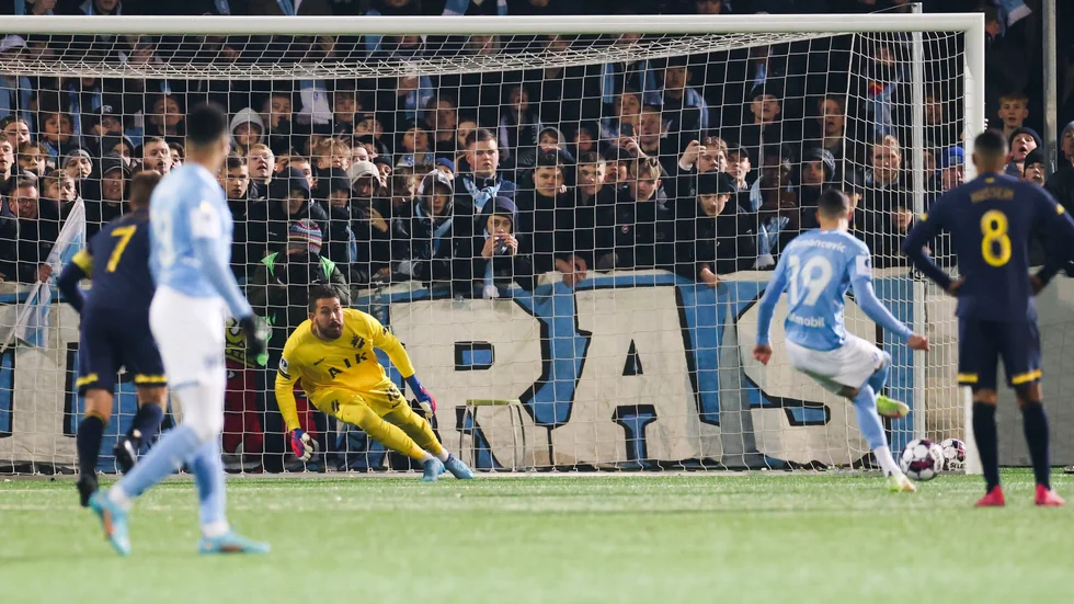 Malmö FF:s Veljko Birmancevic gör 3–2 på straff i förlängningen mot AIK.