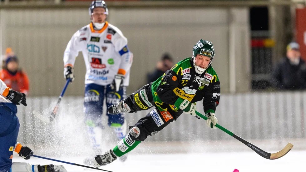 Jakob Jenefeldt och Frillesås har ena skridskon kvar i elitserien. Då ser det tuffare ut för Bollnäs som kan bli fjärde laget som åker ur högsta serien.