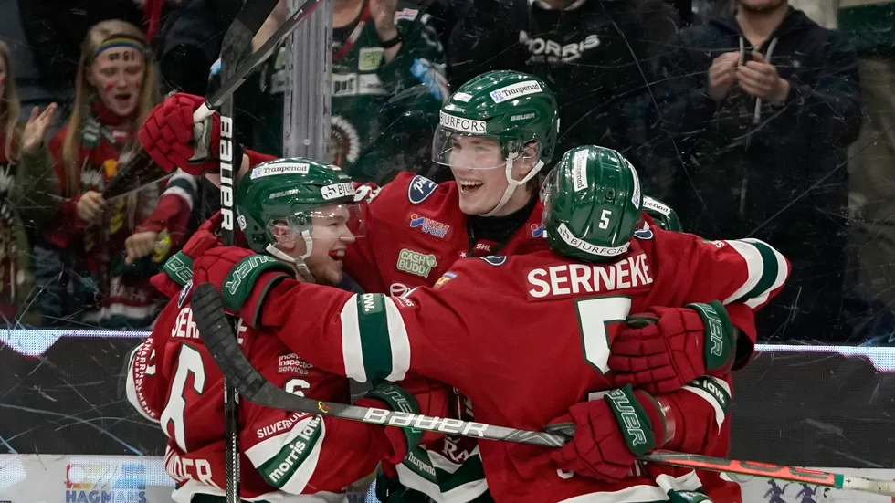 Frölundas Elmer Söderblom (mitten) jublar med lagkamaraterna efter segermålet 5-4 i förlängning under lördagens match i SHL mellan Frölunda och Djurgården.