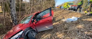 En person till sjukhus efter krock – tog tvärstopp mot träd