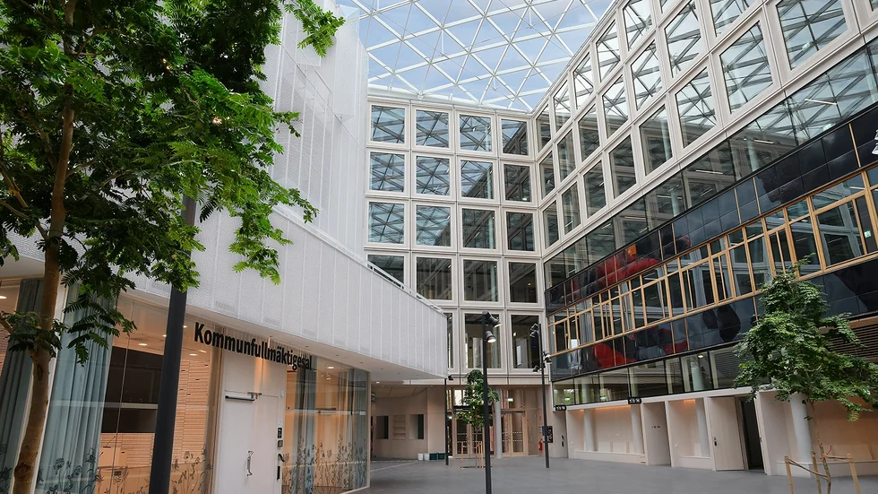 Innergården under glastaket är en sak som lyfts fram i det nya Stadshuset.