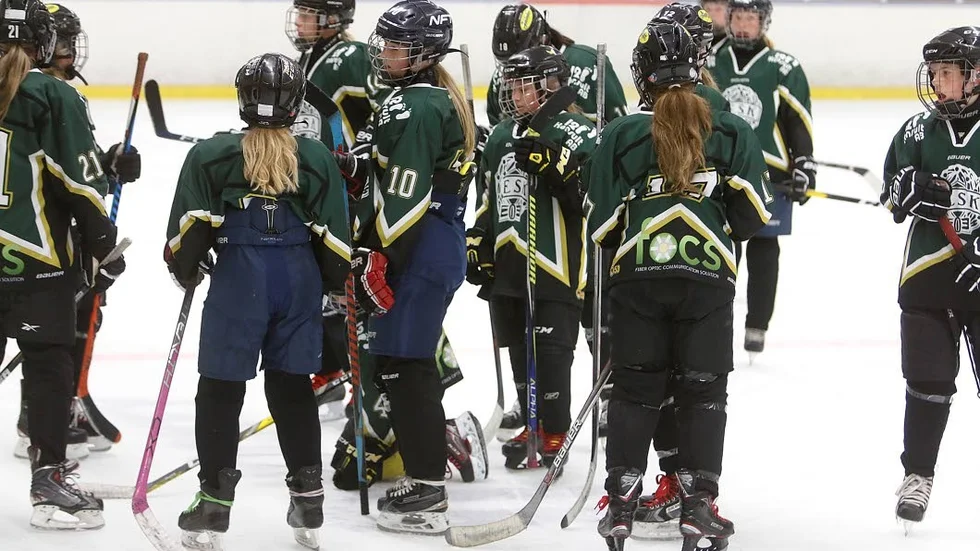 Ett av ESK:s flicklag under en hockeycup tidigare i år. Spelarna på bilden har inget med situationen att göra.