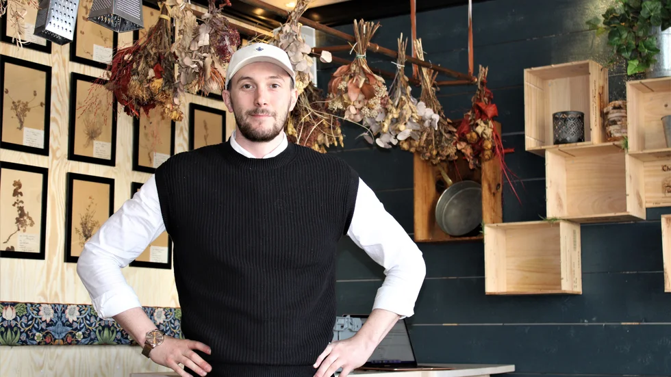 "Det finns en plan för hur vi ska öppna upp. Vi vet ännu inte hur Vimmerby är fullt ut på sommaren eller hur lokalbornas lunchbeteende ser ut. Så på frågan om vi kommer ha dagens lunch på onsdag blir svaret nej men om vi kommer ha dagens lunch någon gång: ja det får vi se. Kan vi driva detta som i Västervik är ingen gladare än vi men vi tar oss an det på ett ödmjukt sätt och ser hur det går", säger Erik Hemmingsson på Guldkant.